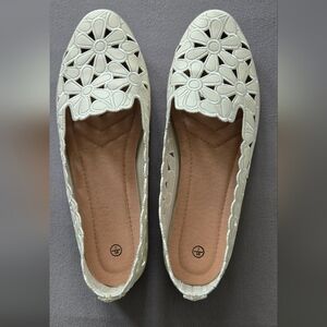 Daisy Flats! Size 7 (US). Comfy and airy!